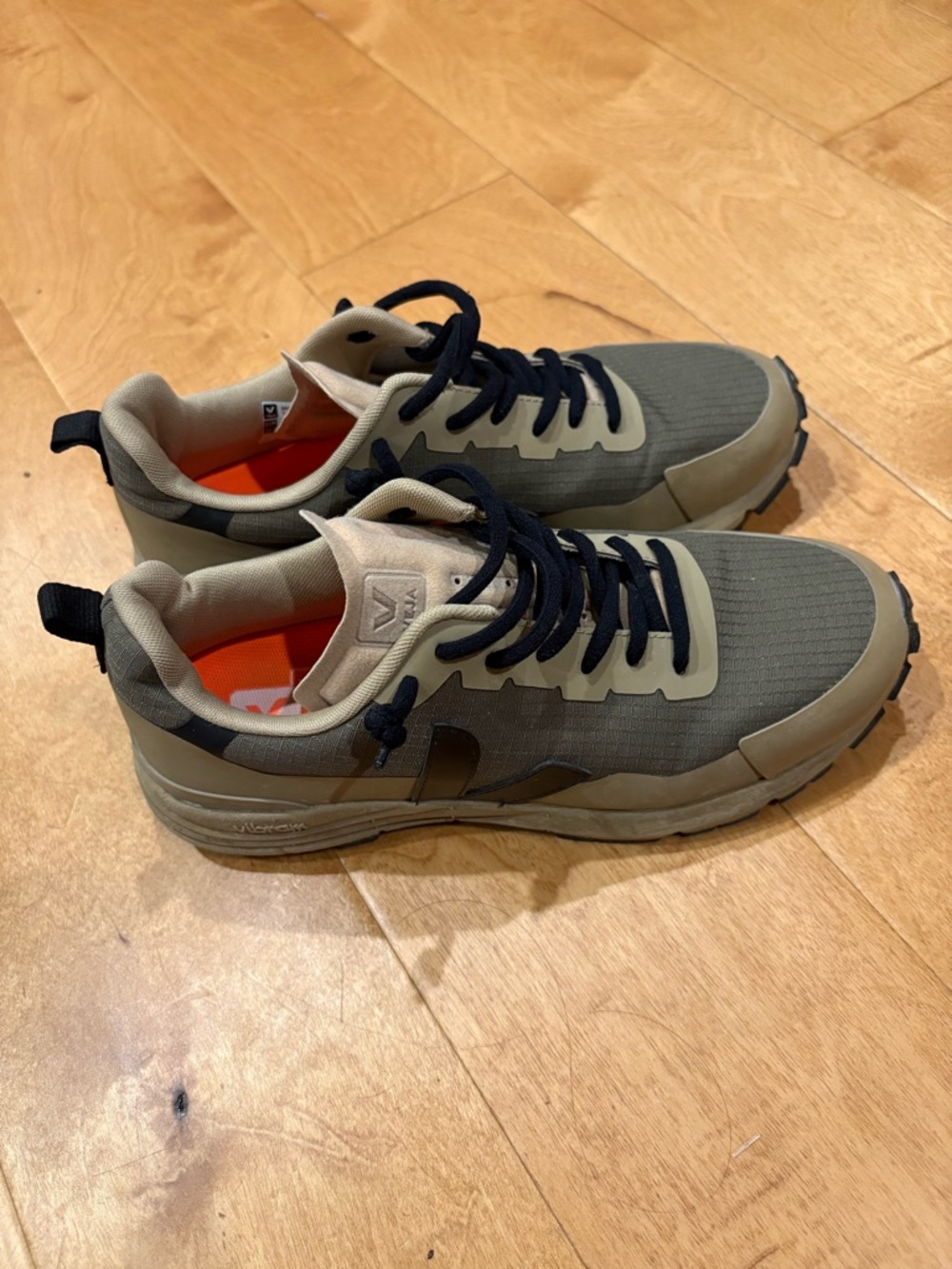 Veja Dekkan women’s sneaker shoes tan sz 7.5